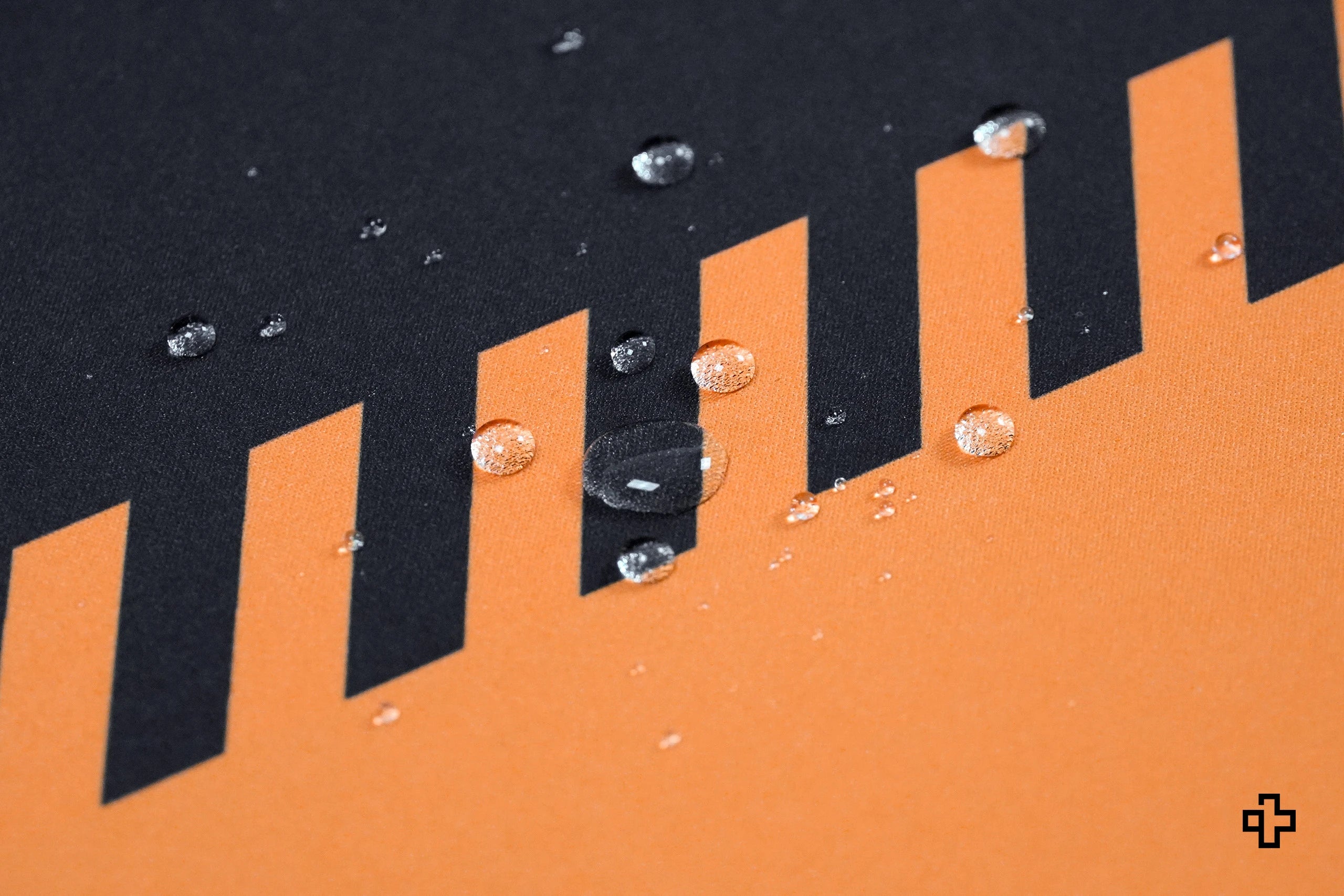 Deskmat egérpad QwertyKey x ClipFixTV 4mm varrt szélek