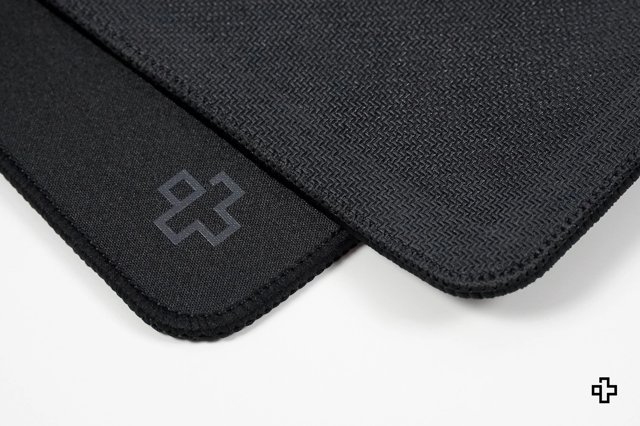 Deskmat Egérpad QwertyKey Fekete Klasszikus Egyszerű 4mm szegélyezett