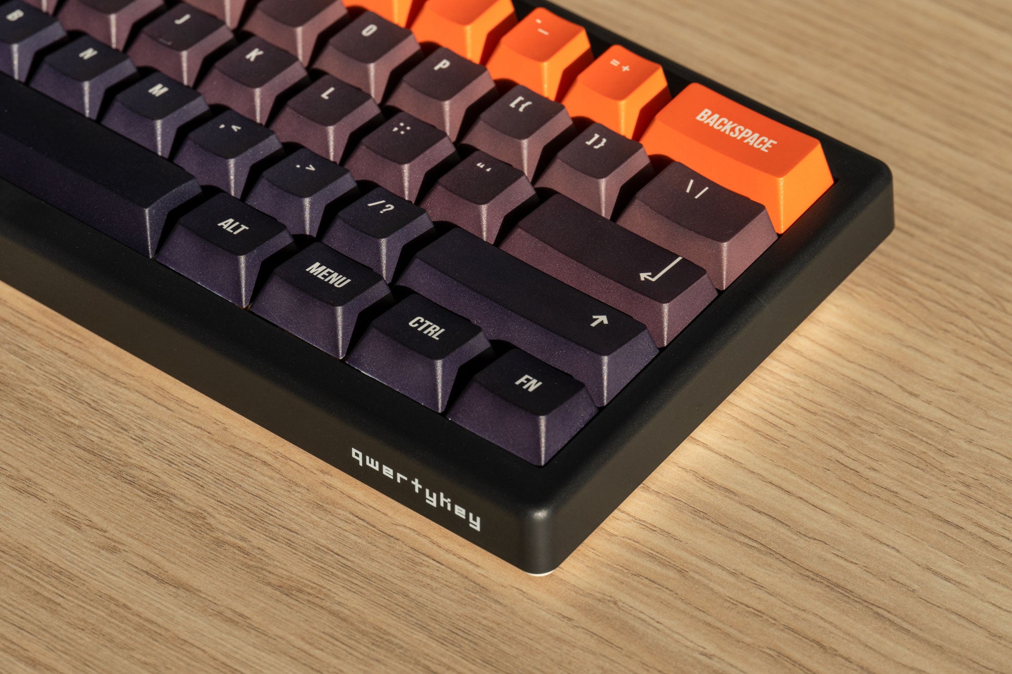 QwertyKey61 PRO Neagra Hotswap RGB VIA Gasket Mounted Mechanikus Gaming Billentyűzet