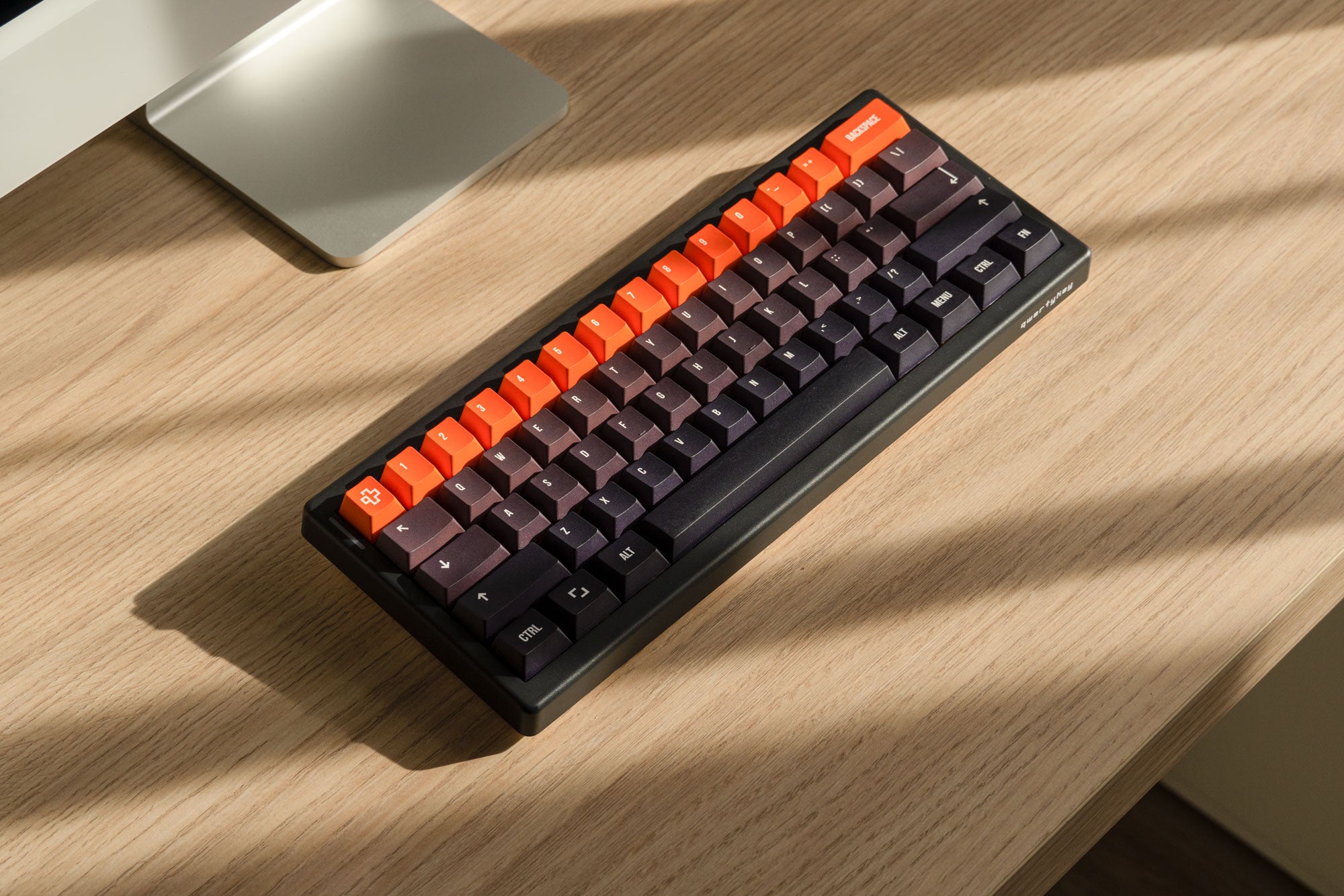 QwertyKey61 PRO Neagra Hotswap RGB VIA Gasket Mounted Mechanikus Gaming Billentyűzet