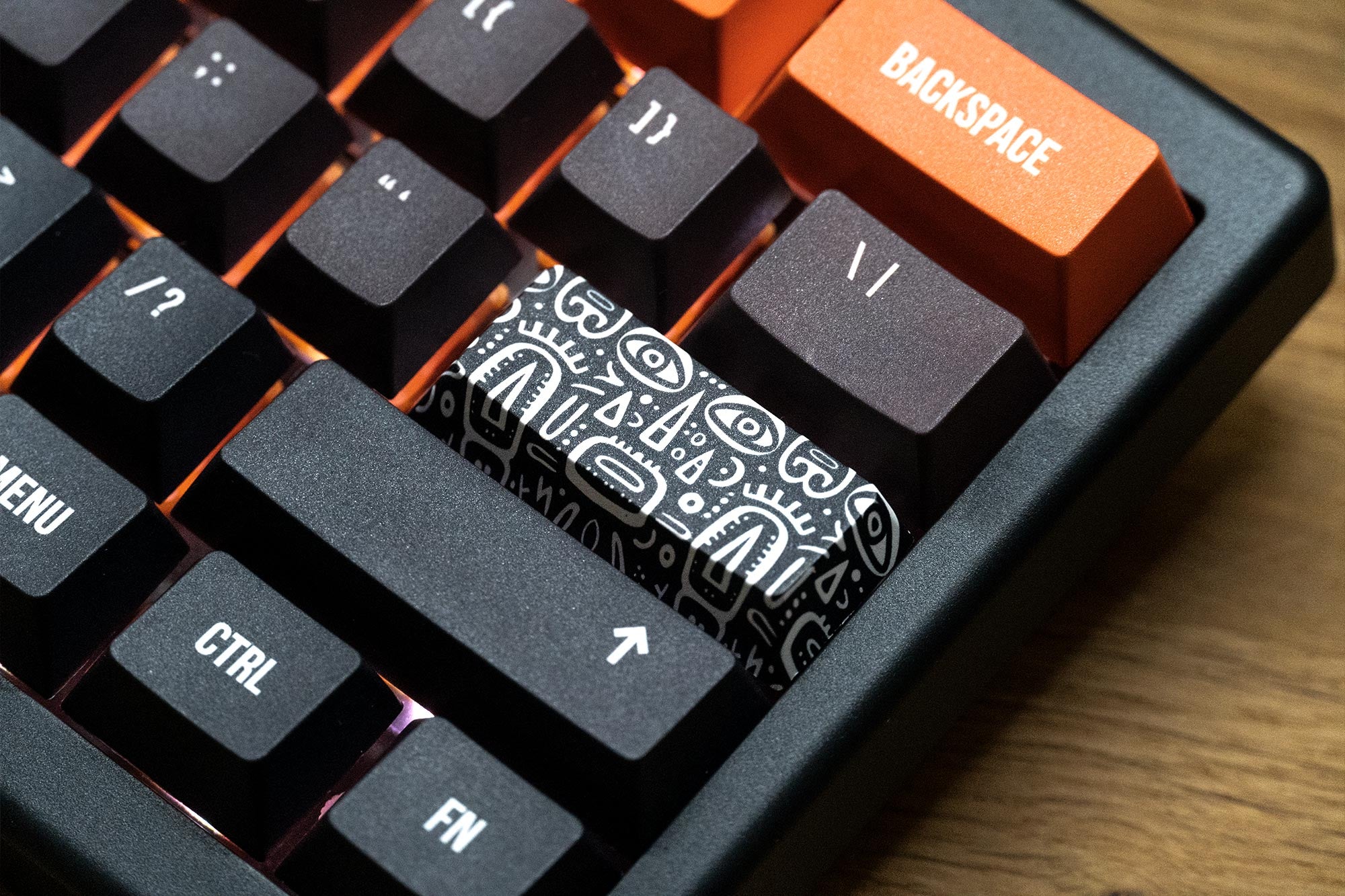 QwertyKey61 PRO Neagra Hotswap RGB VIA Gasket Mounted Mechanikus Gaming Billentyűzet