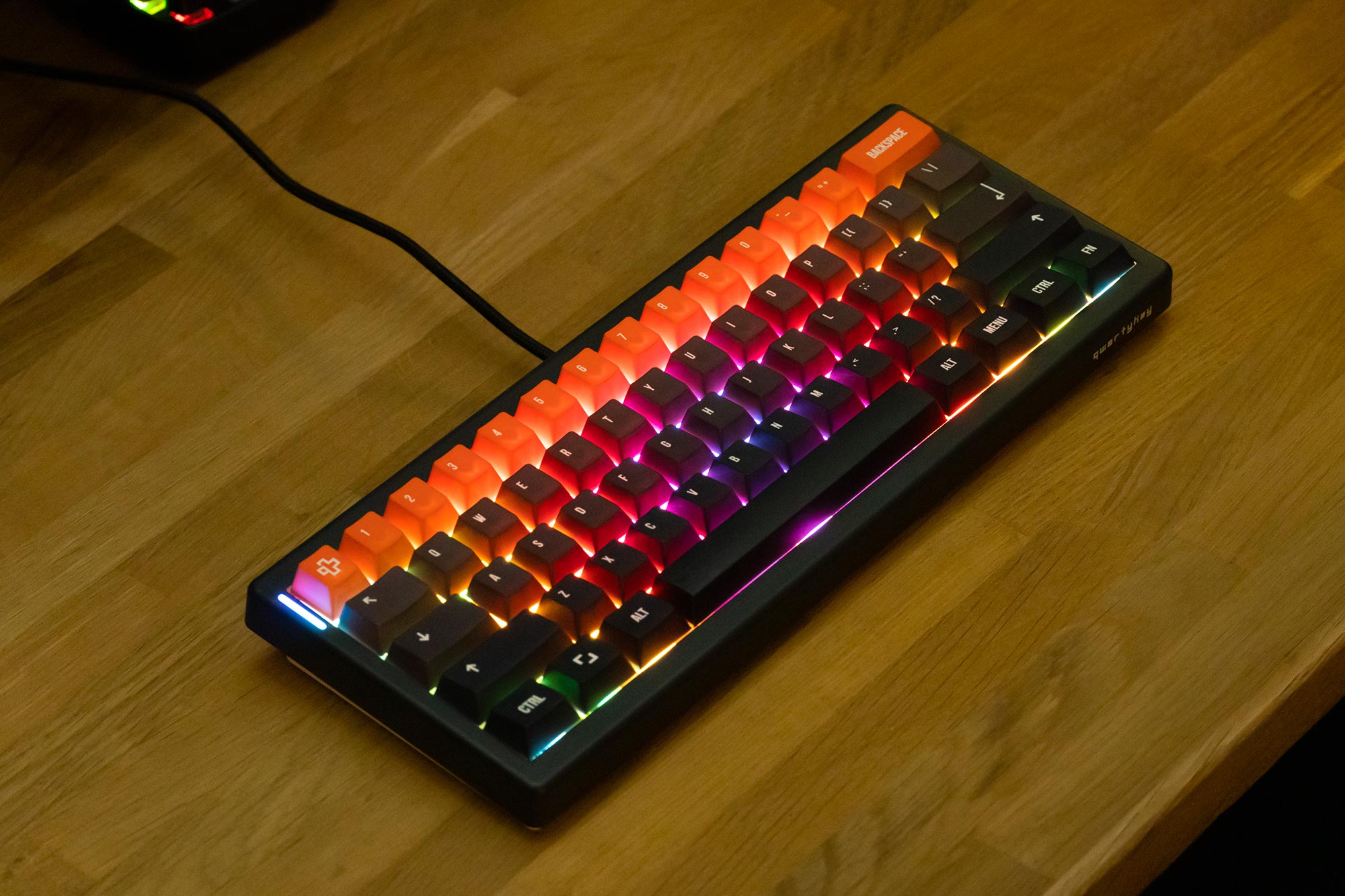 QwertyKey61 PRO Neagra Hotswap RGB VIA Gasket Mounted Mechanikus Gaming Billentyűzet
