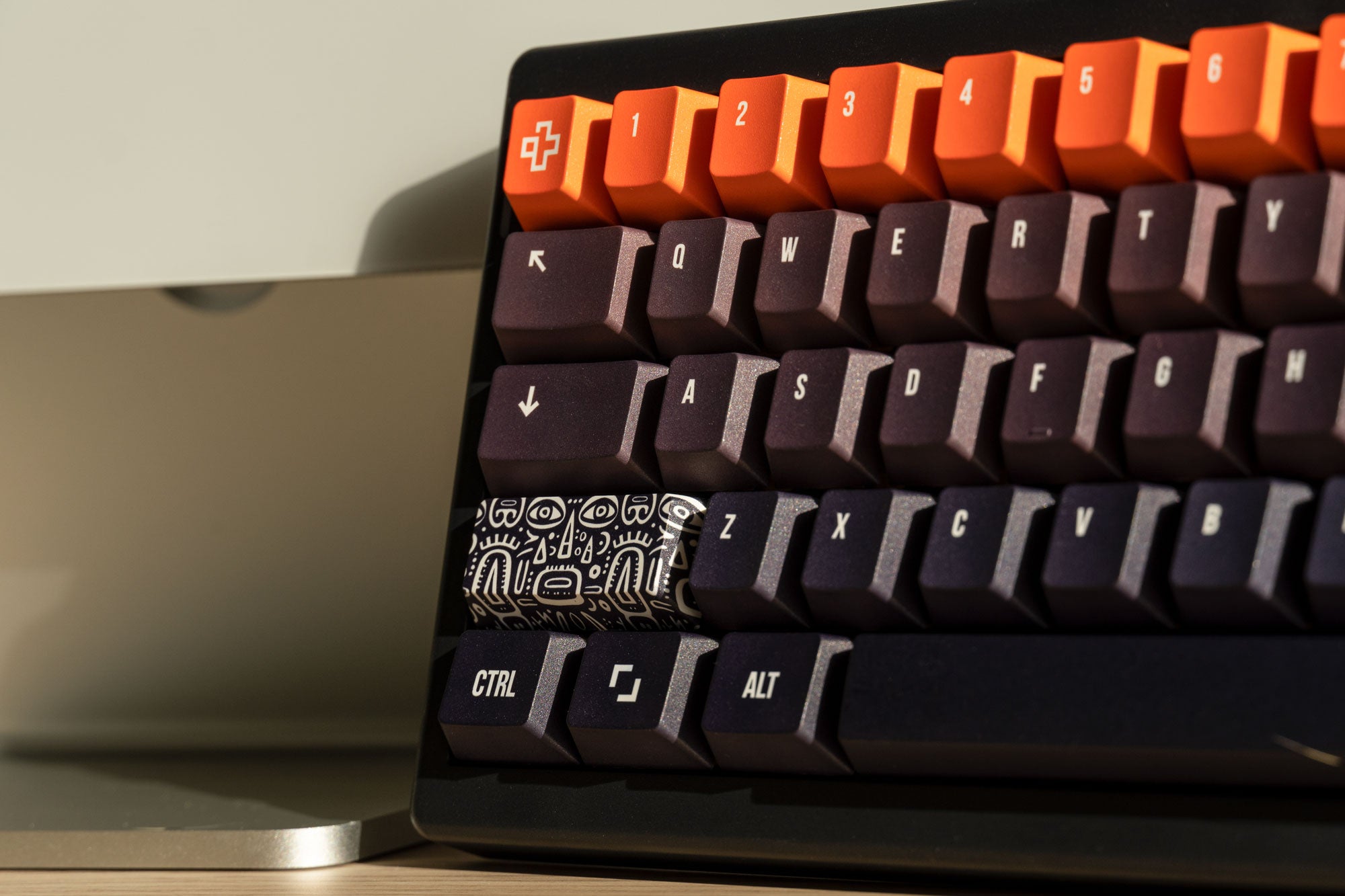 QwertyKey61 PRO Neagra Hotswap RGB VIA Gasket Mounted Mechanikus Gaming Billentyűzet