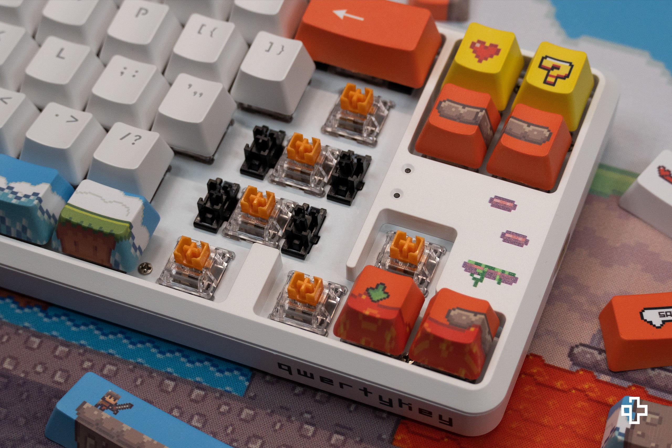 QwertyKey65 Arcade Hotswap RGB Mechanikus Játékbillentyűzet