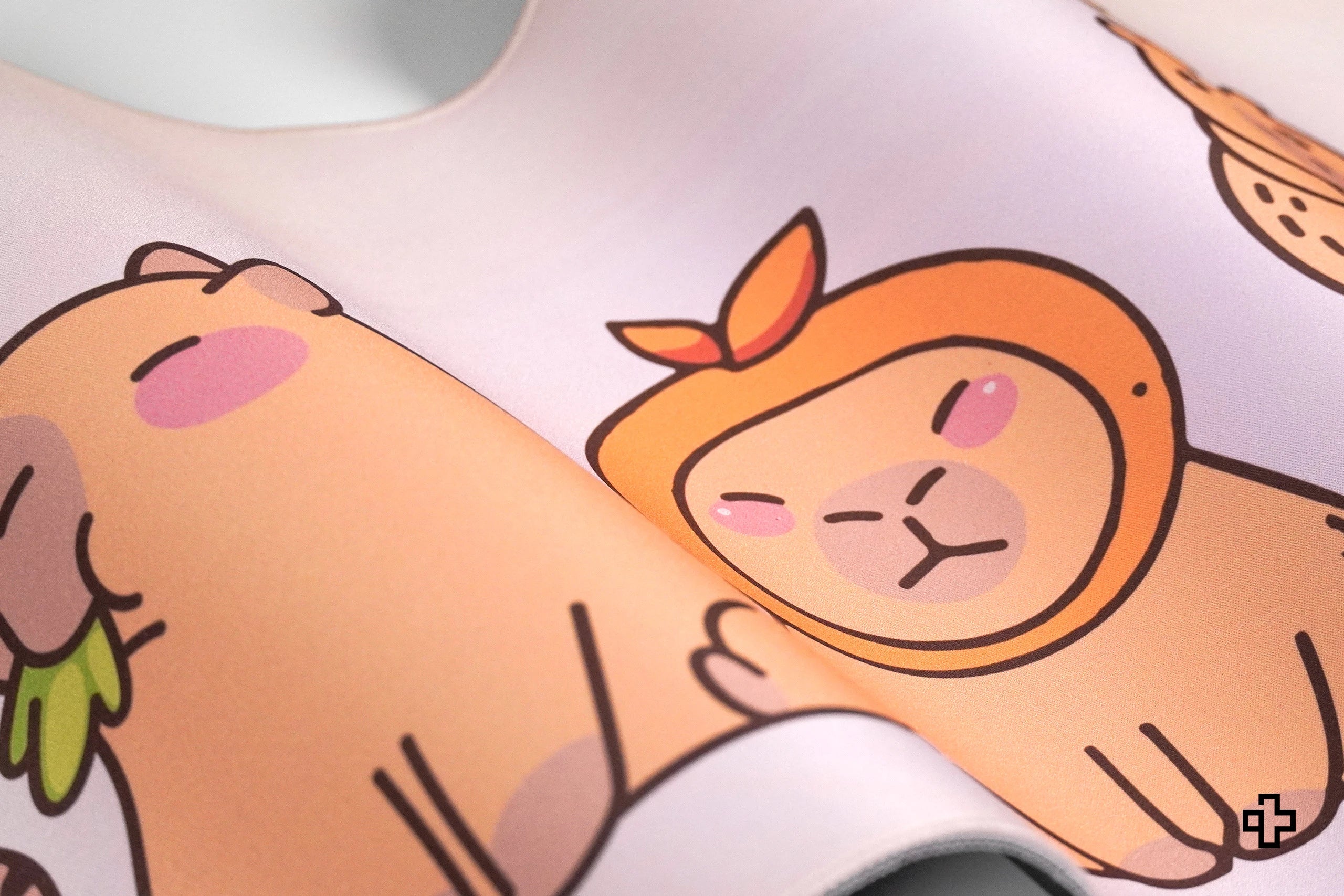 Deskmat Egérpad QwertyKey Kapibara 4mm szegélyezett szélek