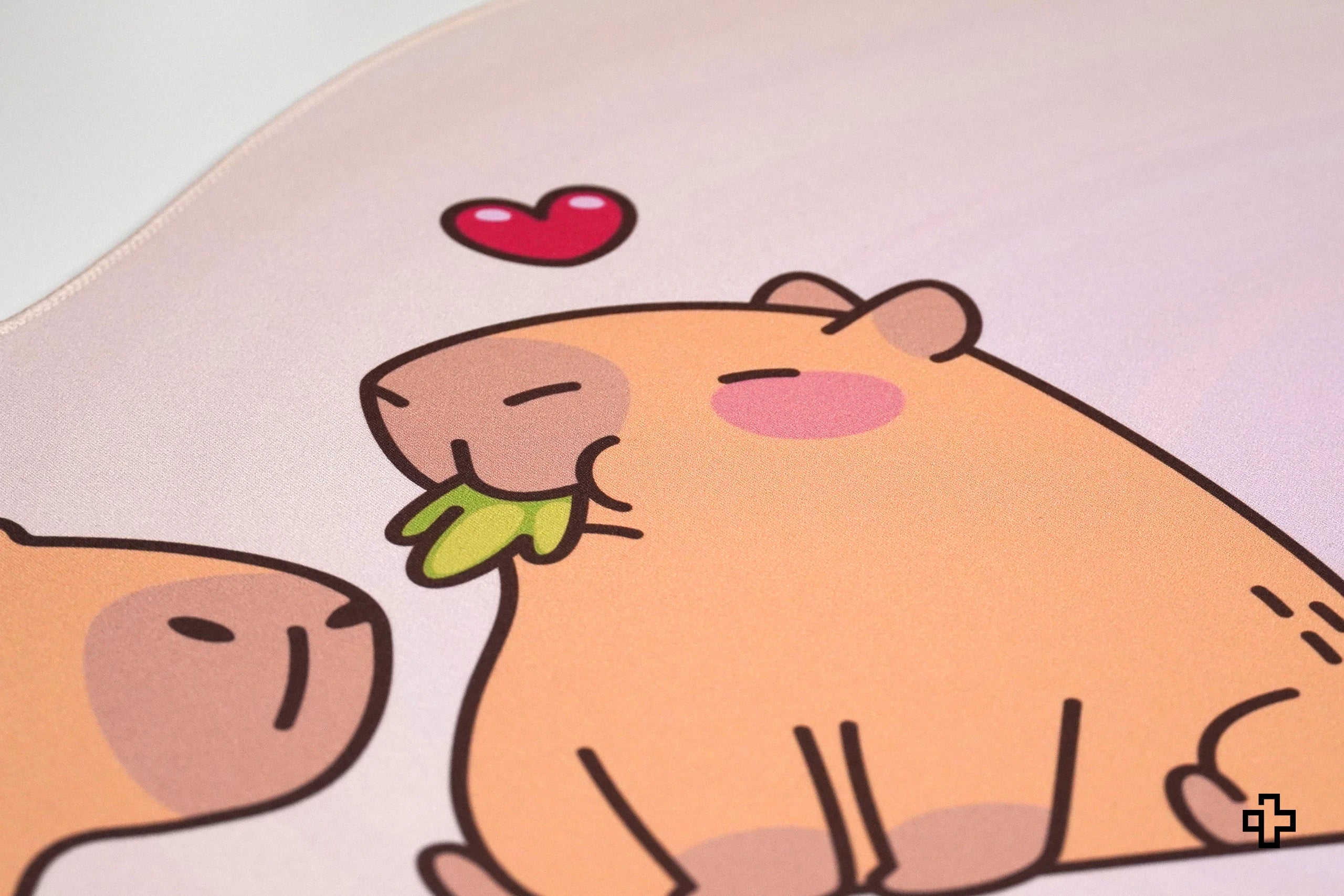 Deskmat Egérpad QwertyKey Kapibara 4mm szegélyezett szélek