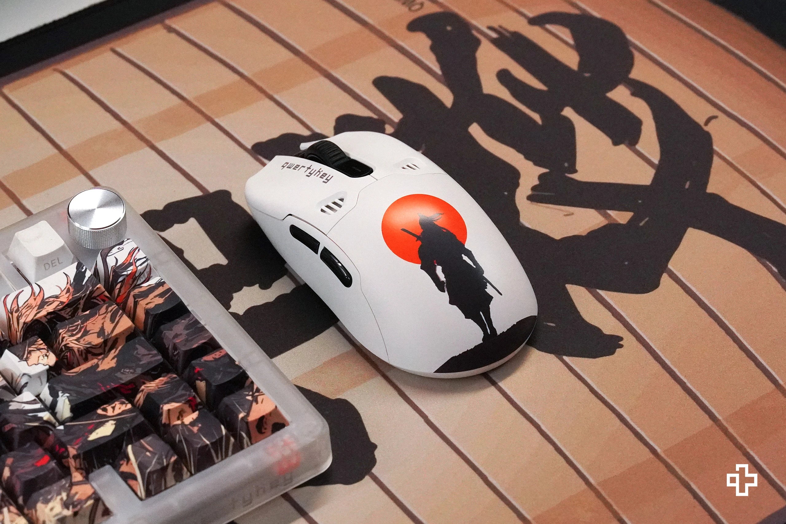 QKM1 Striker Alb Egérvédő