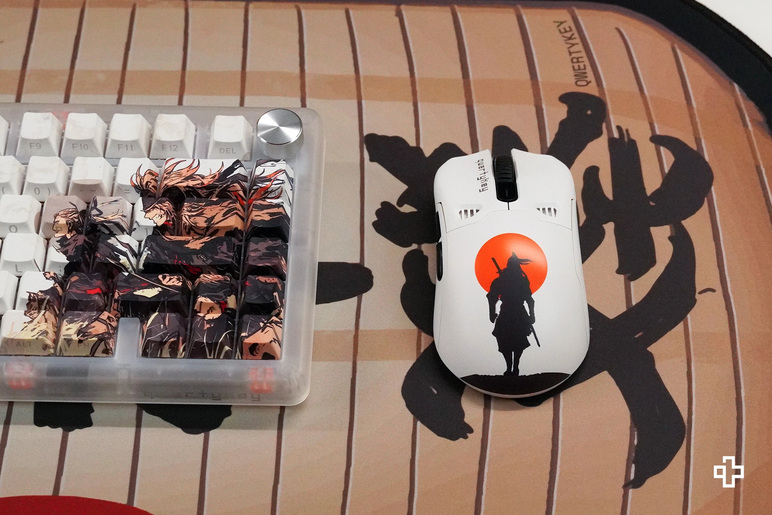 QKM1 Striker Alb Egérvédő