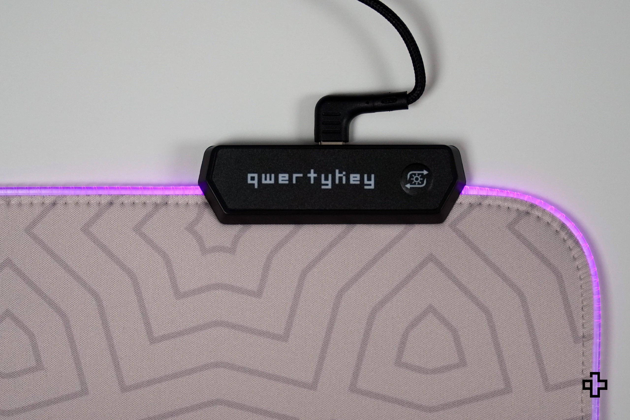 Deskmat Egéralátét QwertyKey Sharingan Szem RGB 4mm varrt szélek