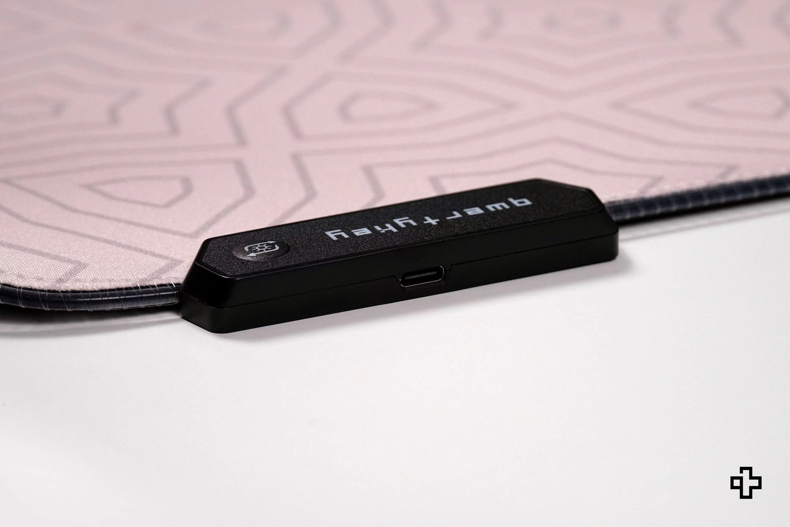 Deskmat Egéralátét QwertyKey Sharingan Szem RGB 4mm varrt szélek