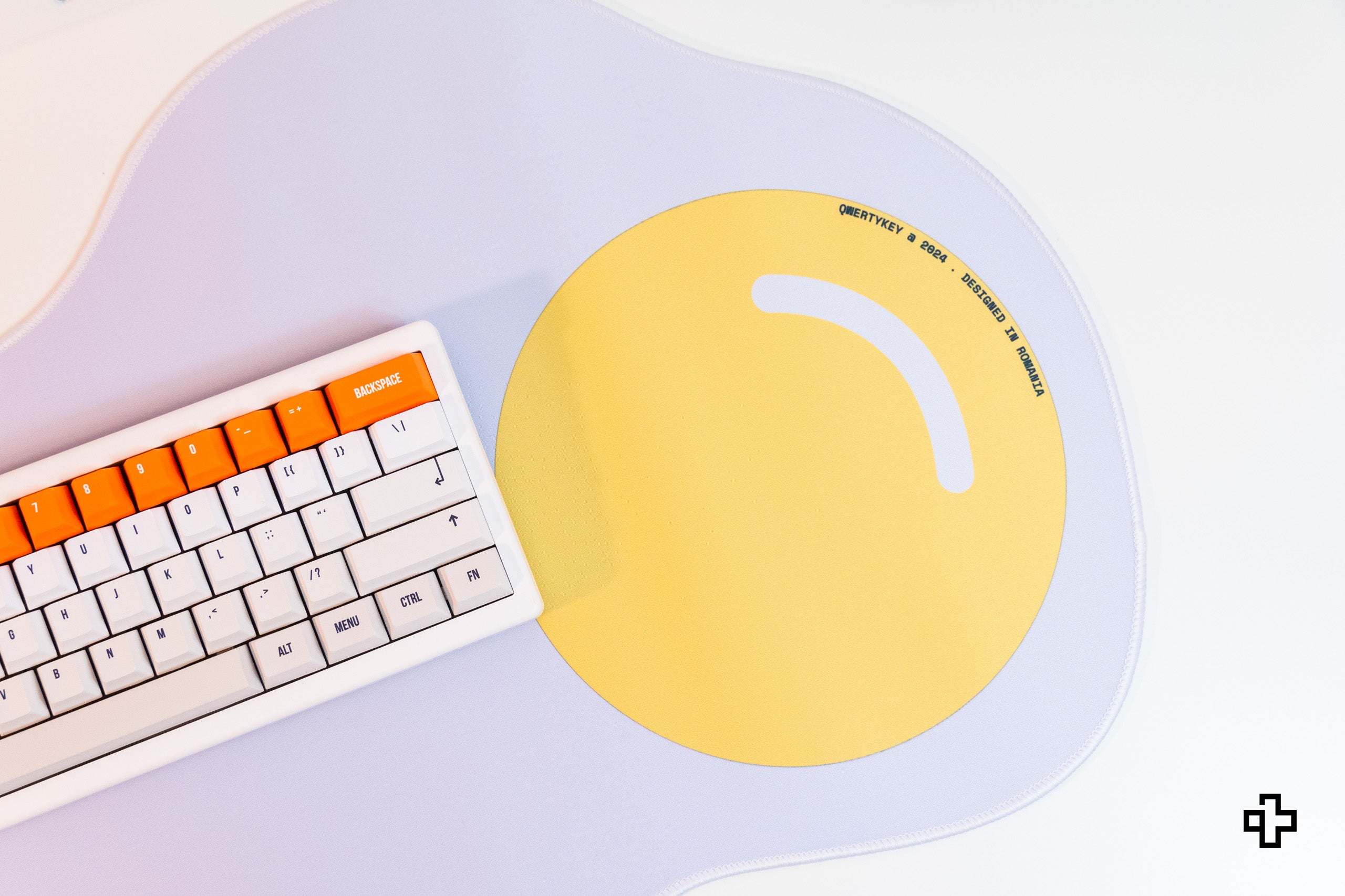 Deskmat Egérpad QwertyKey Tojás 4mm szabálytalan varrású margóval