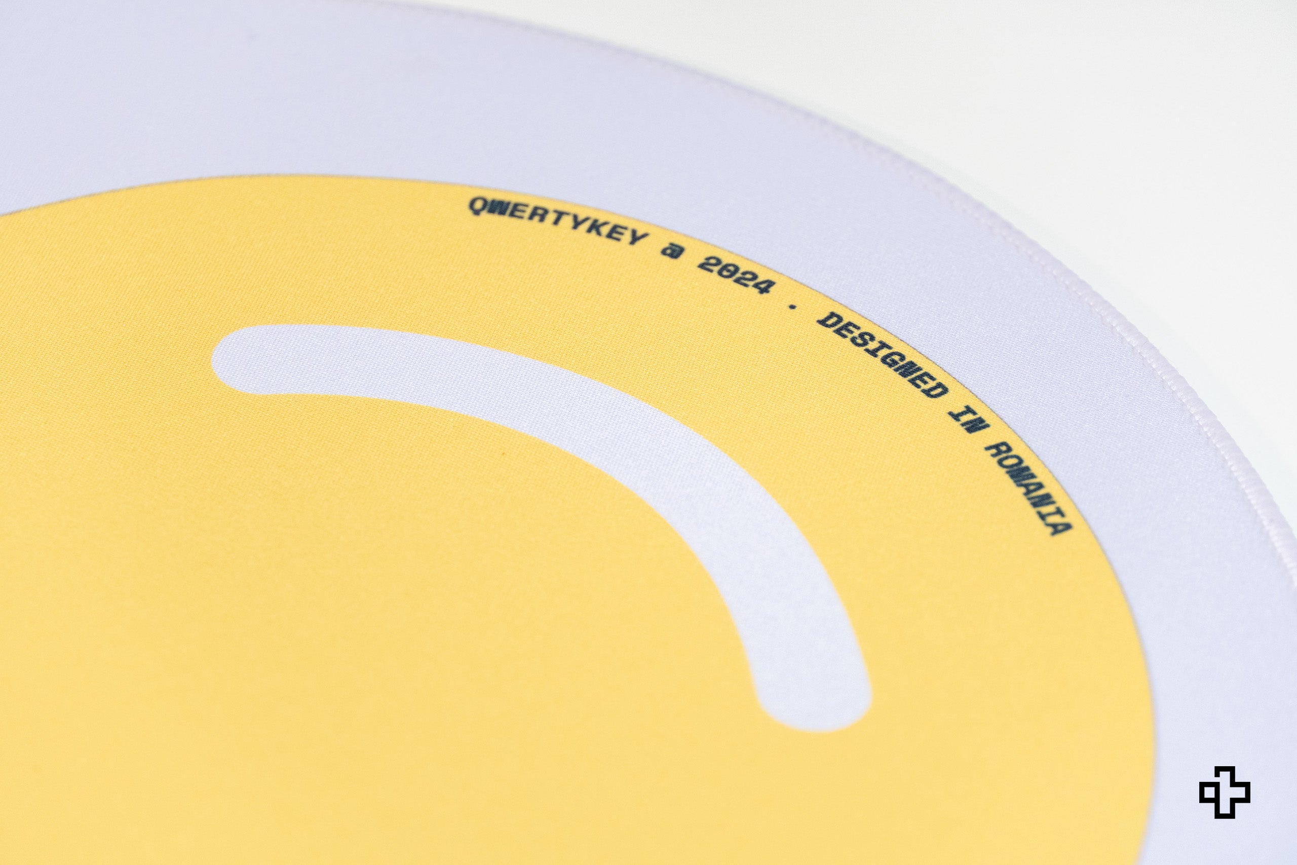 Deskmat Egérpad QwertyKey Tojás 4mm szabálytalan varrású margóval