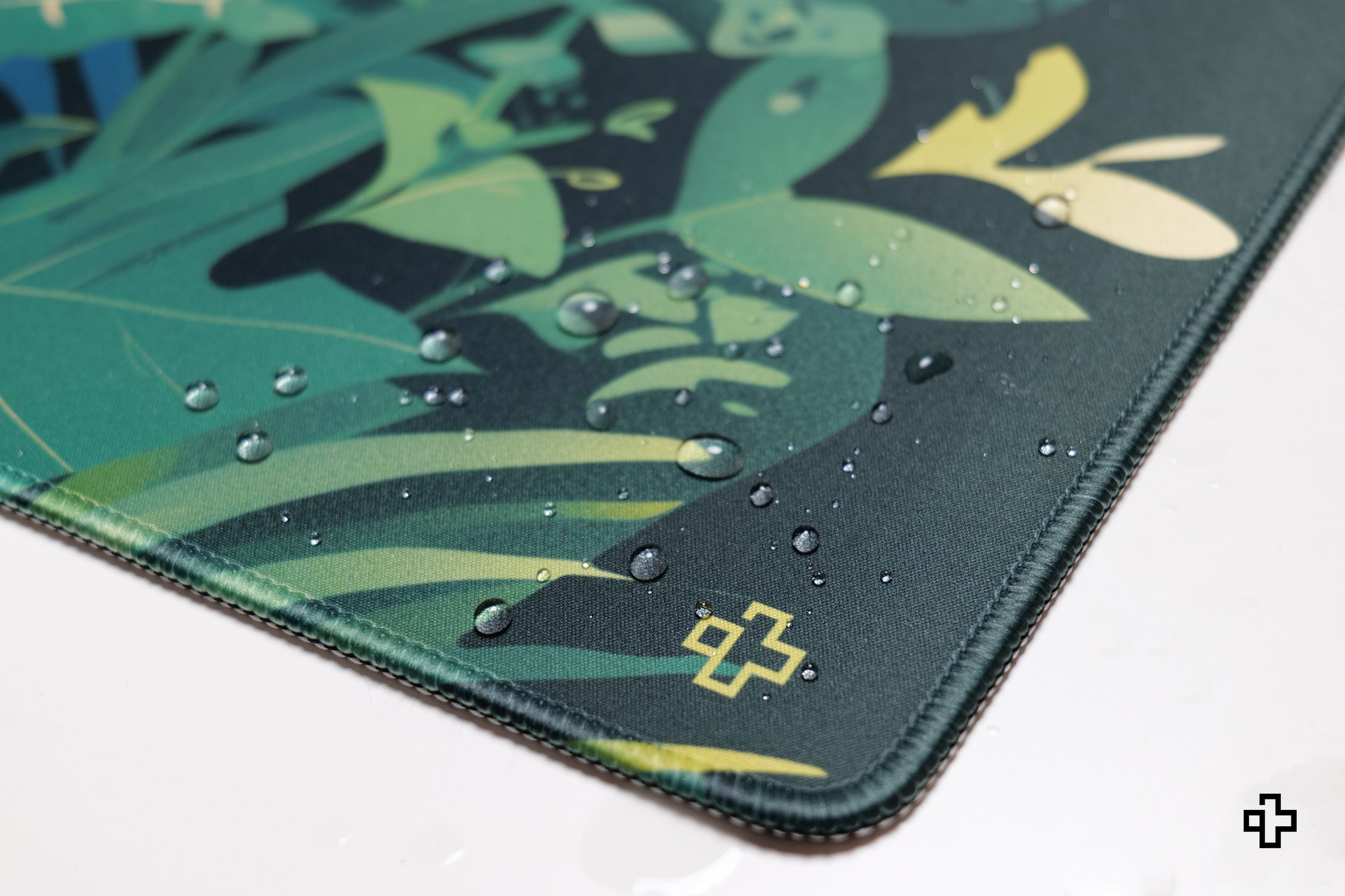 Deskmat Egérpad QwertyKey Levél 4mm varrott szélek