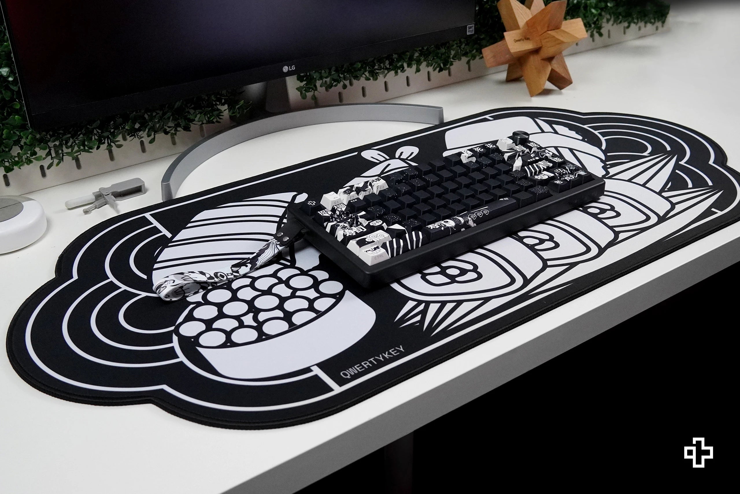 Deskmat egérpad QwertyKey MOMO 4mm varratos szélek