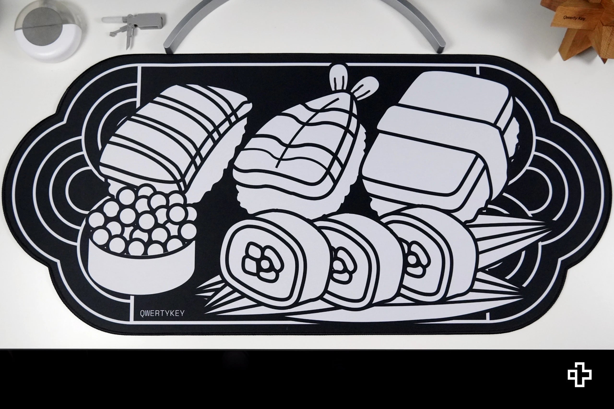 Deskmat egérpad QwertyKey MOMO 4mm varratos szélek