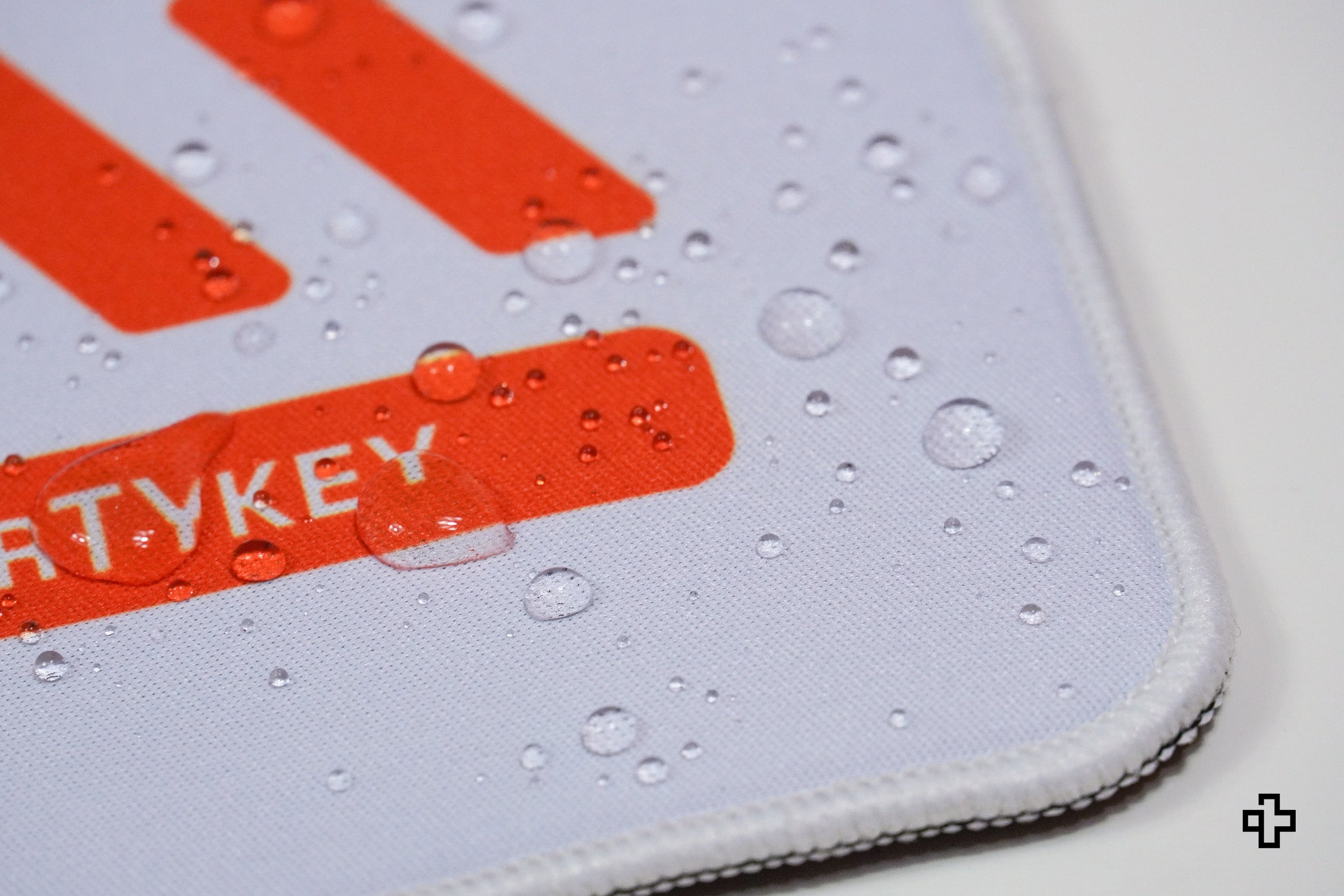 Deskmat Egérpad QwertyKey Apex 4mm varrott szélek