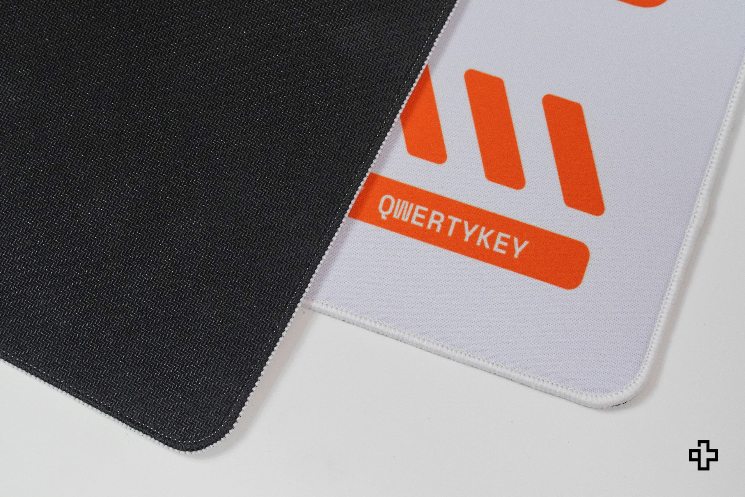 Deskmat Egérpad QwertyKey Apex 4mm varrott szélek