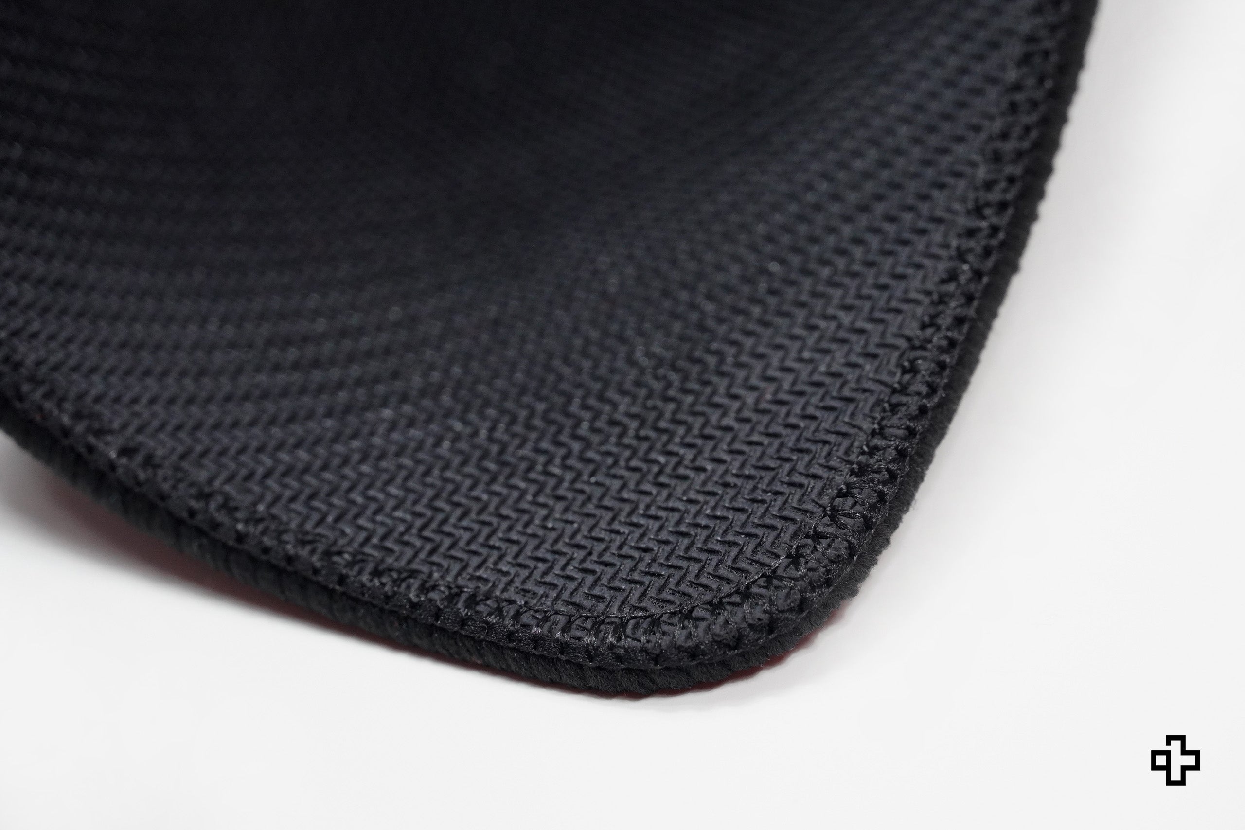 Deskmat Egérpad QwertyKey Mátrix 4mm varrott szélekkel
