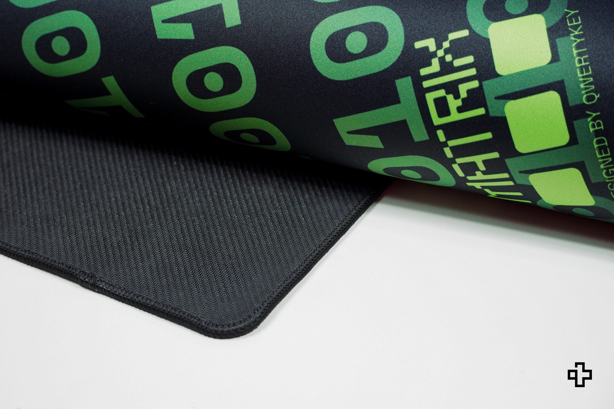 Deskmat Egérpad QwertyKey Mátrix 4mm varrott szélekkel