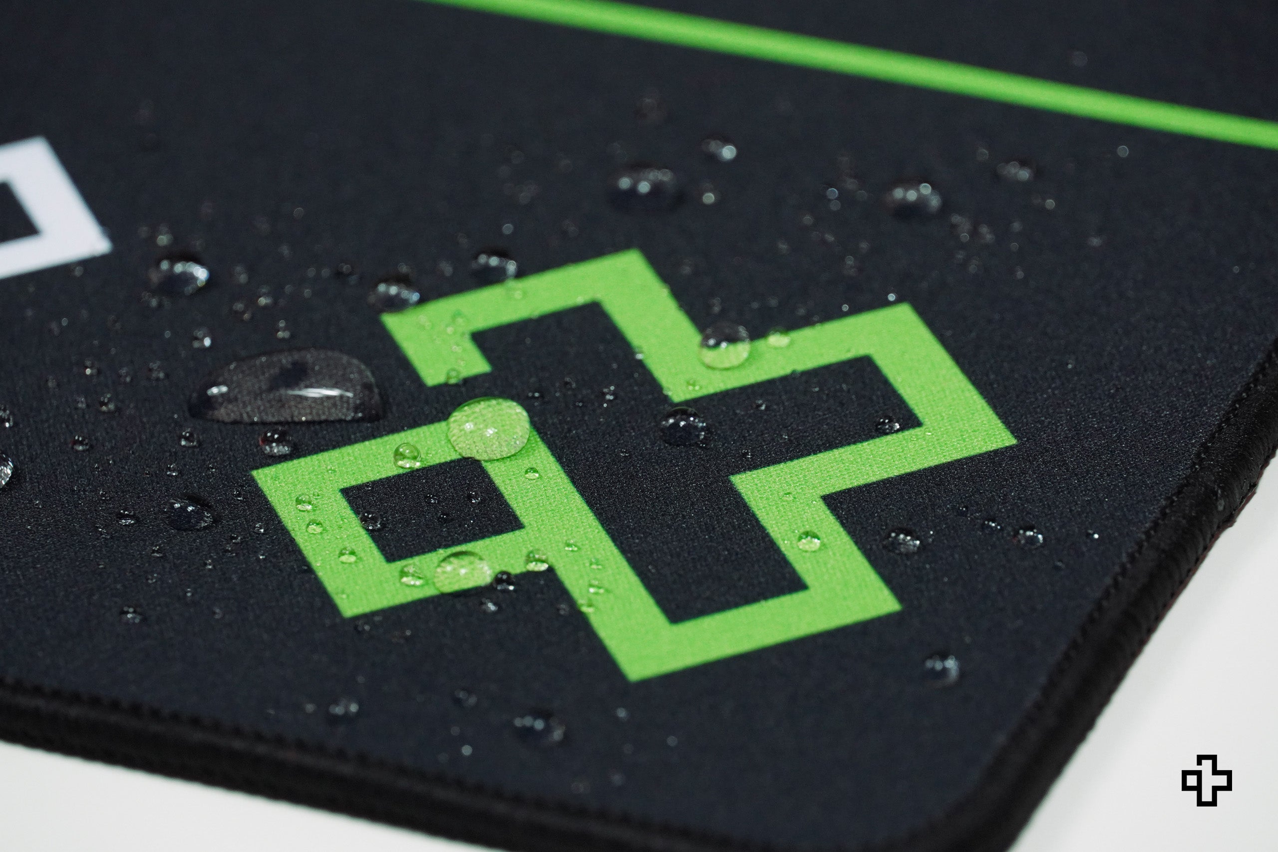 Deskmat Egérpad QwertyKey Mátrix 4mm varrott szélekkel