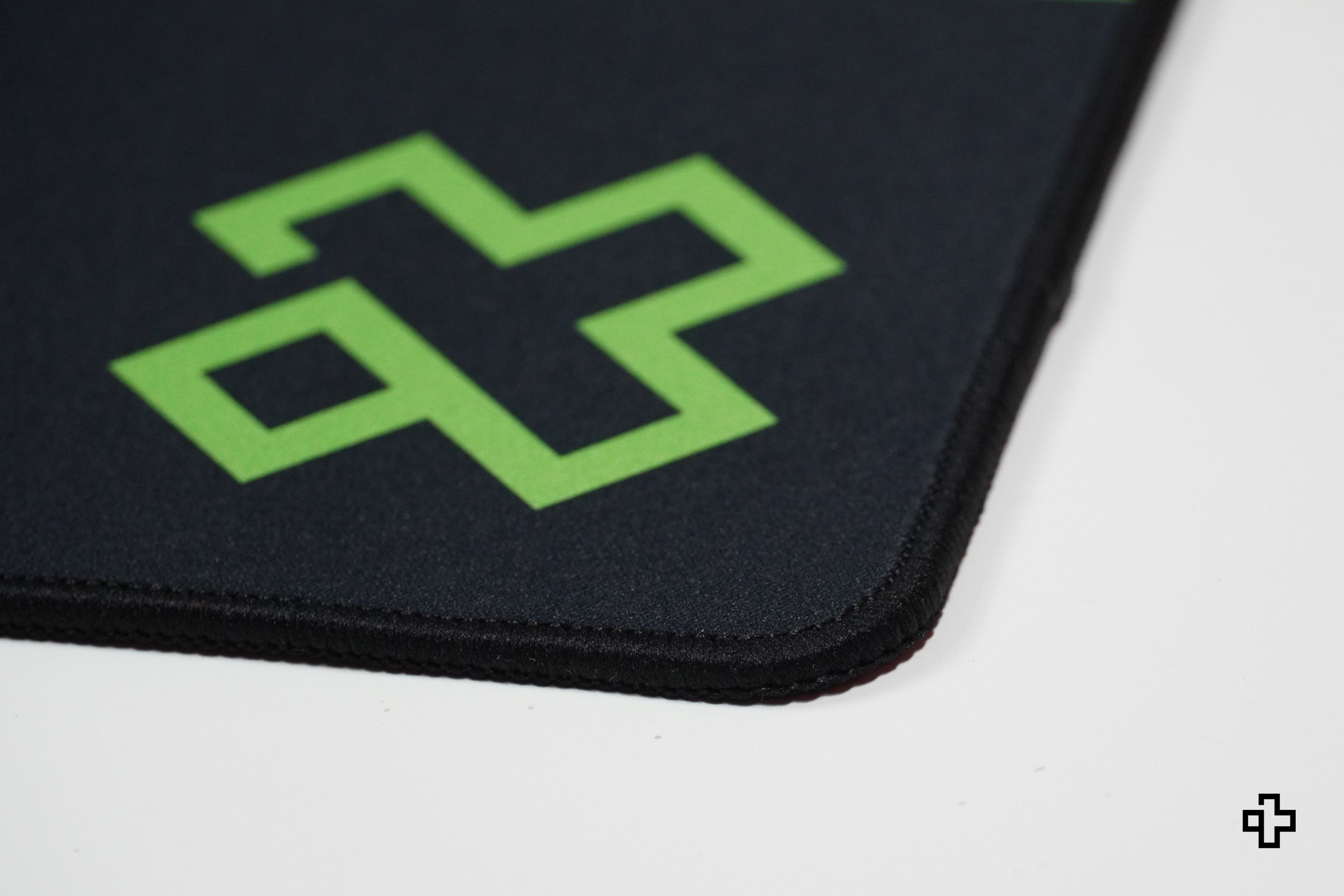 Deskmat Egérpad QwertyKey Mátrix 4mm varrott szélekkel
