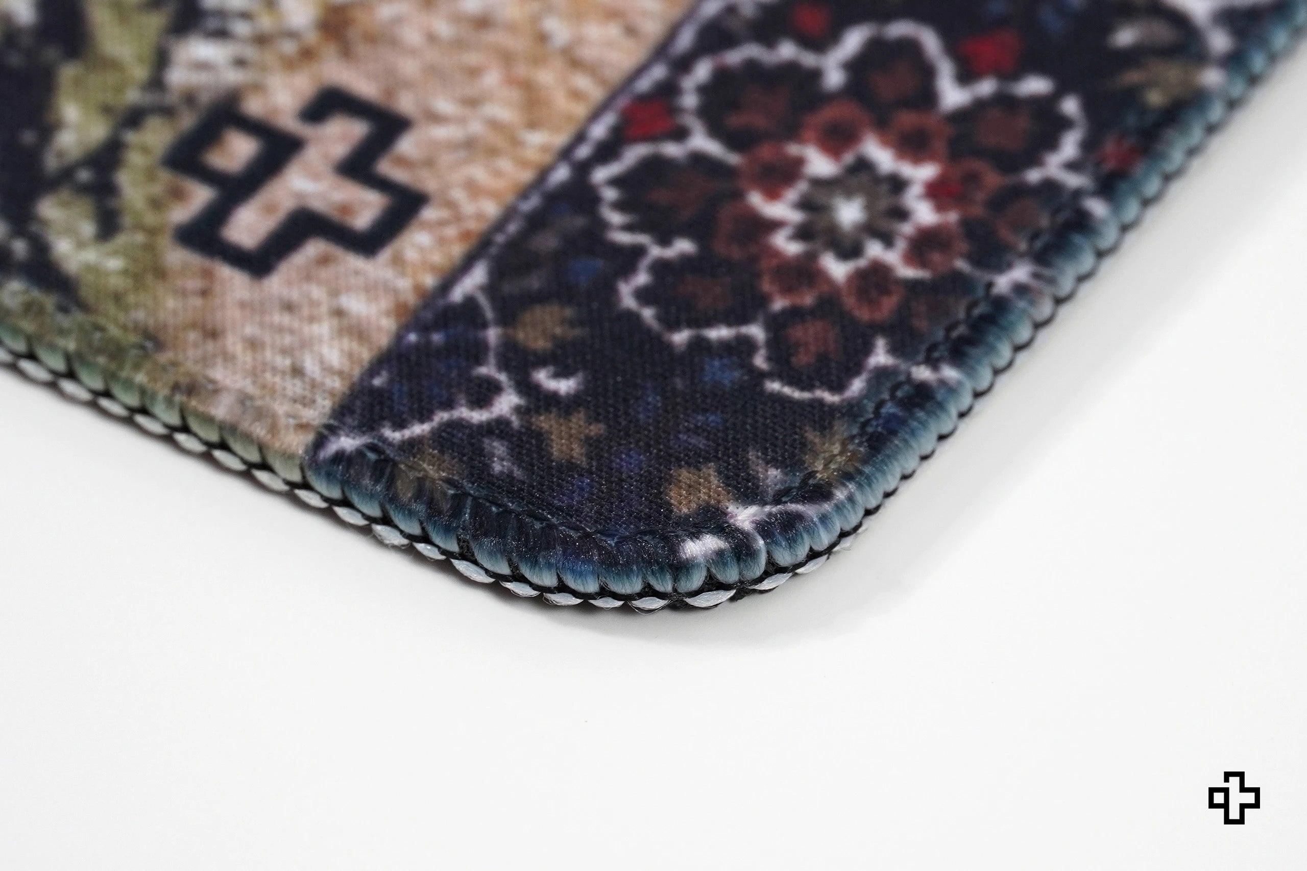 Deskmat Egérpad QwertyKey Rapirea din Serai 4mm varrott szélek