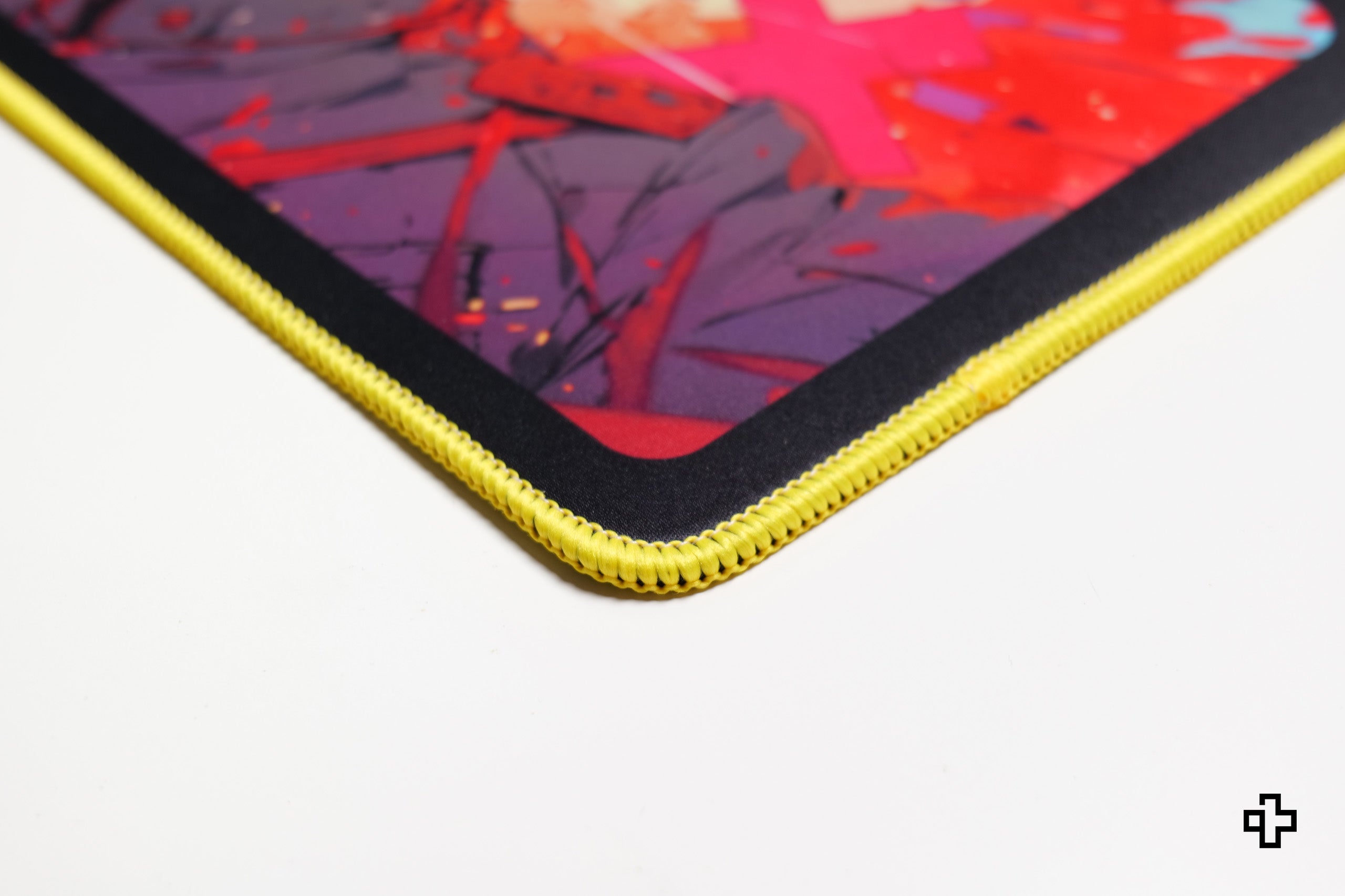 Deskmat Egérpad QwertyKey Háború 4mm varrott szélek