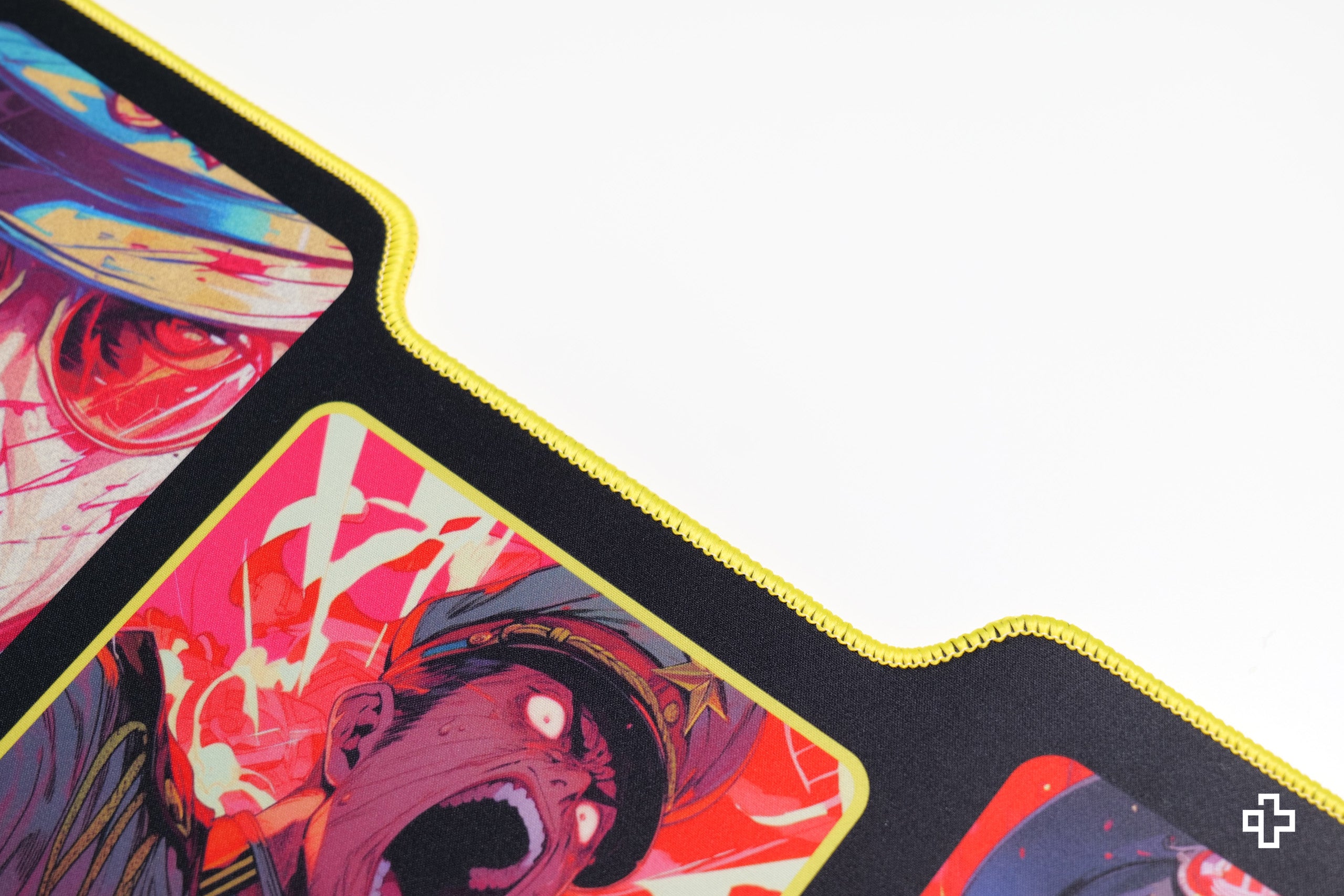 Deskmat Egérpad QwertyKey Háború 4mm varrott szélek