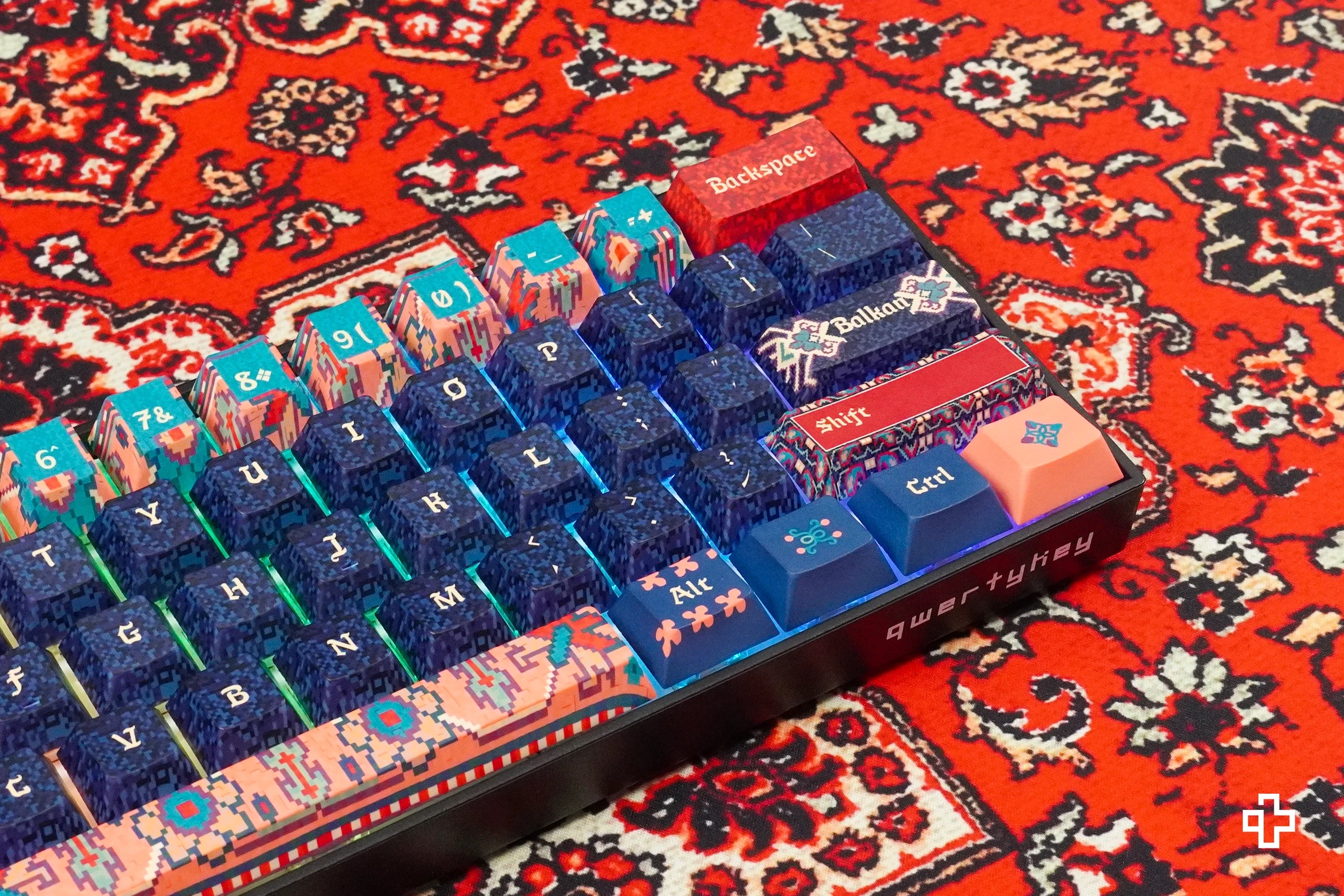 QwertyKey Balkáni Hotswap RGB Mechanikus Játékbillentyűzet