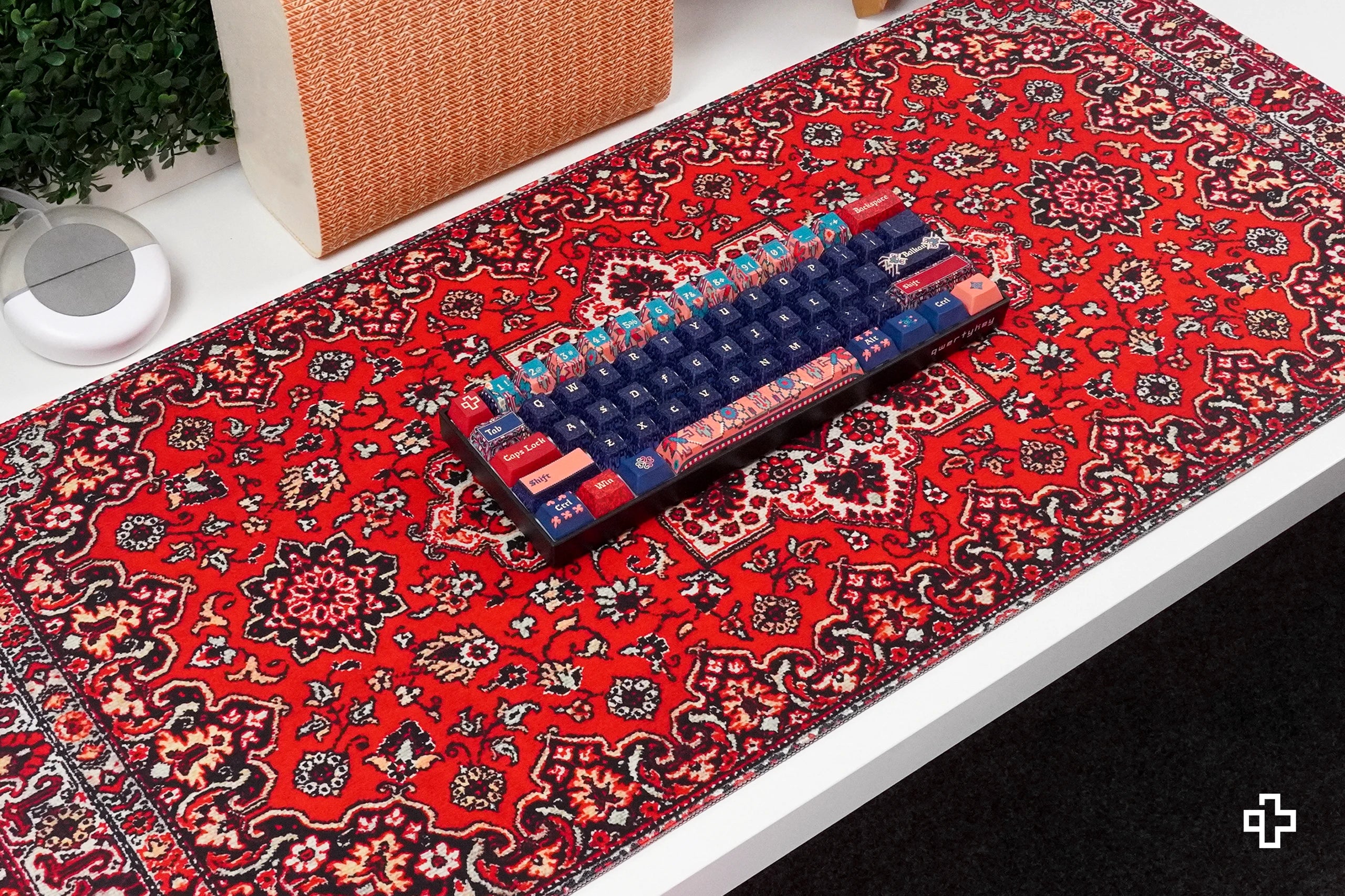 QwertyKey Balkáni Hotswap RGB Mechanikus Játékbillentyűzet