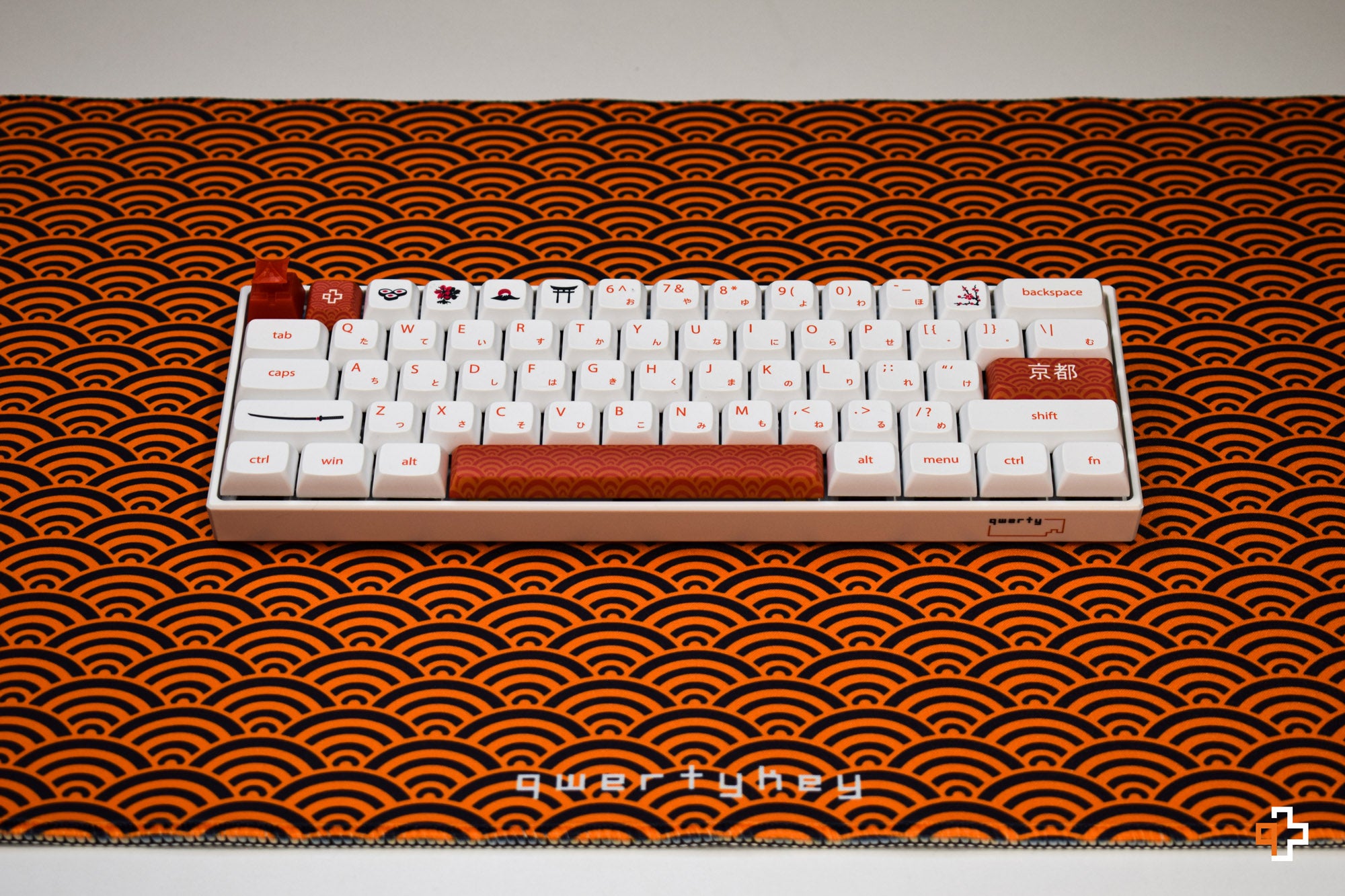 Deskmat Mousepad QwertyKey Orange Waves 4mm margini cusute - QwertyKey