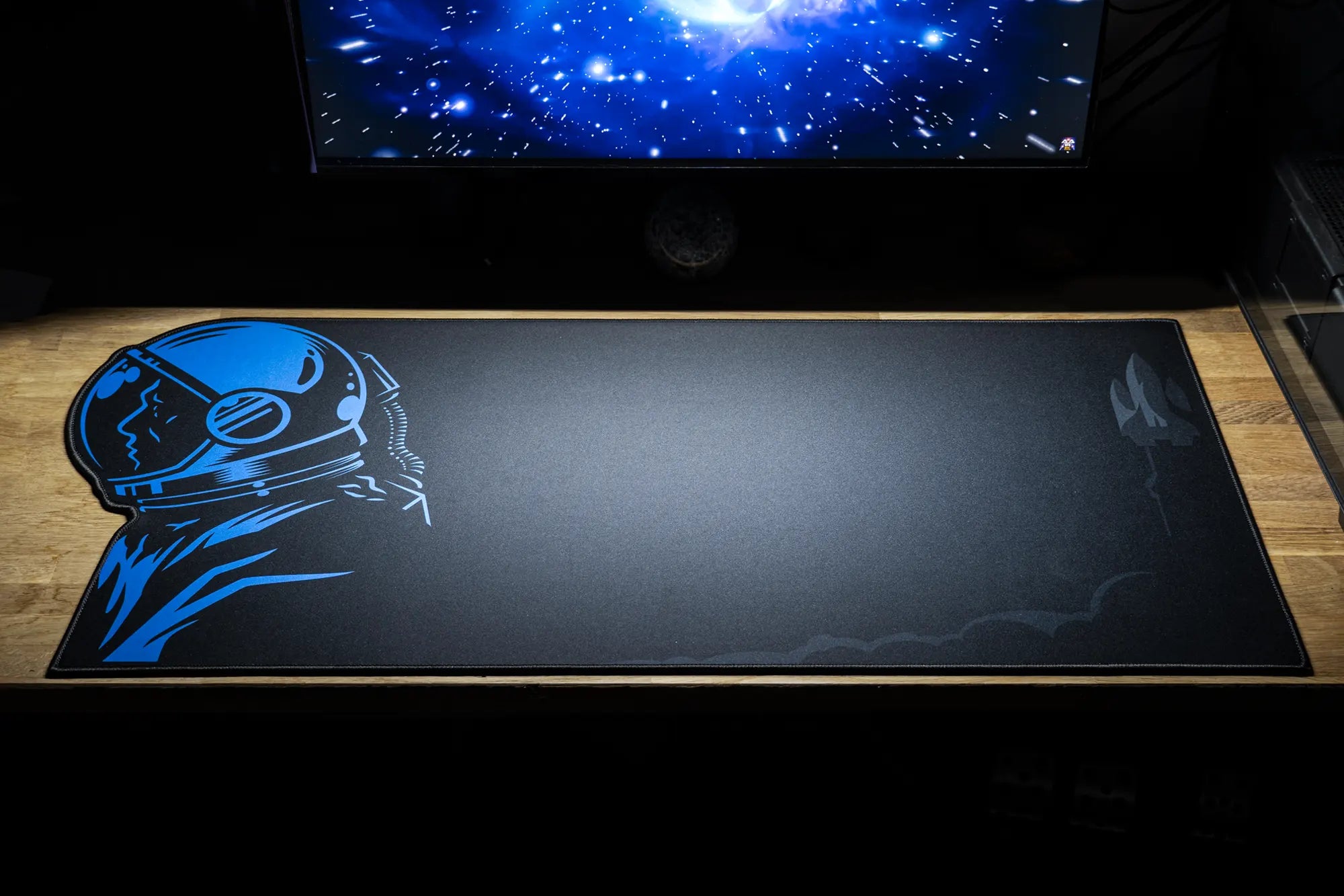 Deskmat Egérpad QwertyKey Űrhajós Neregulat 4mm varrott szélek