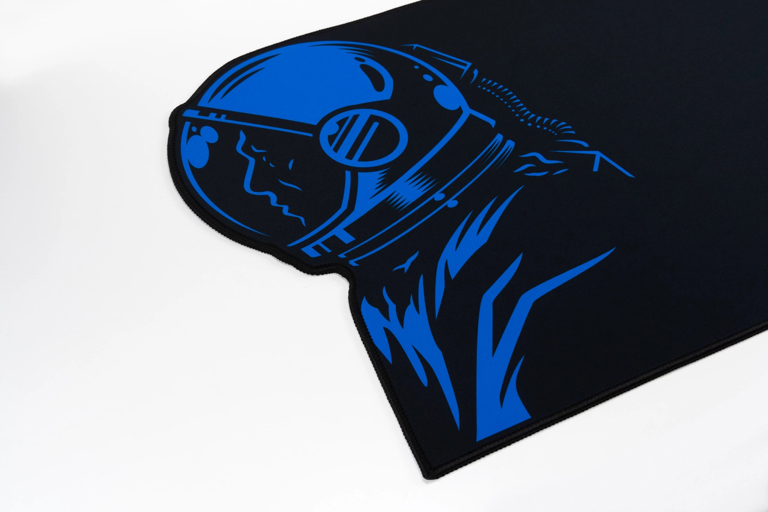 Deskmat Egérpad QwertyKey Űrhajós Neregulat 4mm varrott szélek