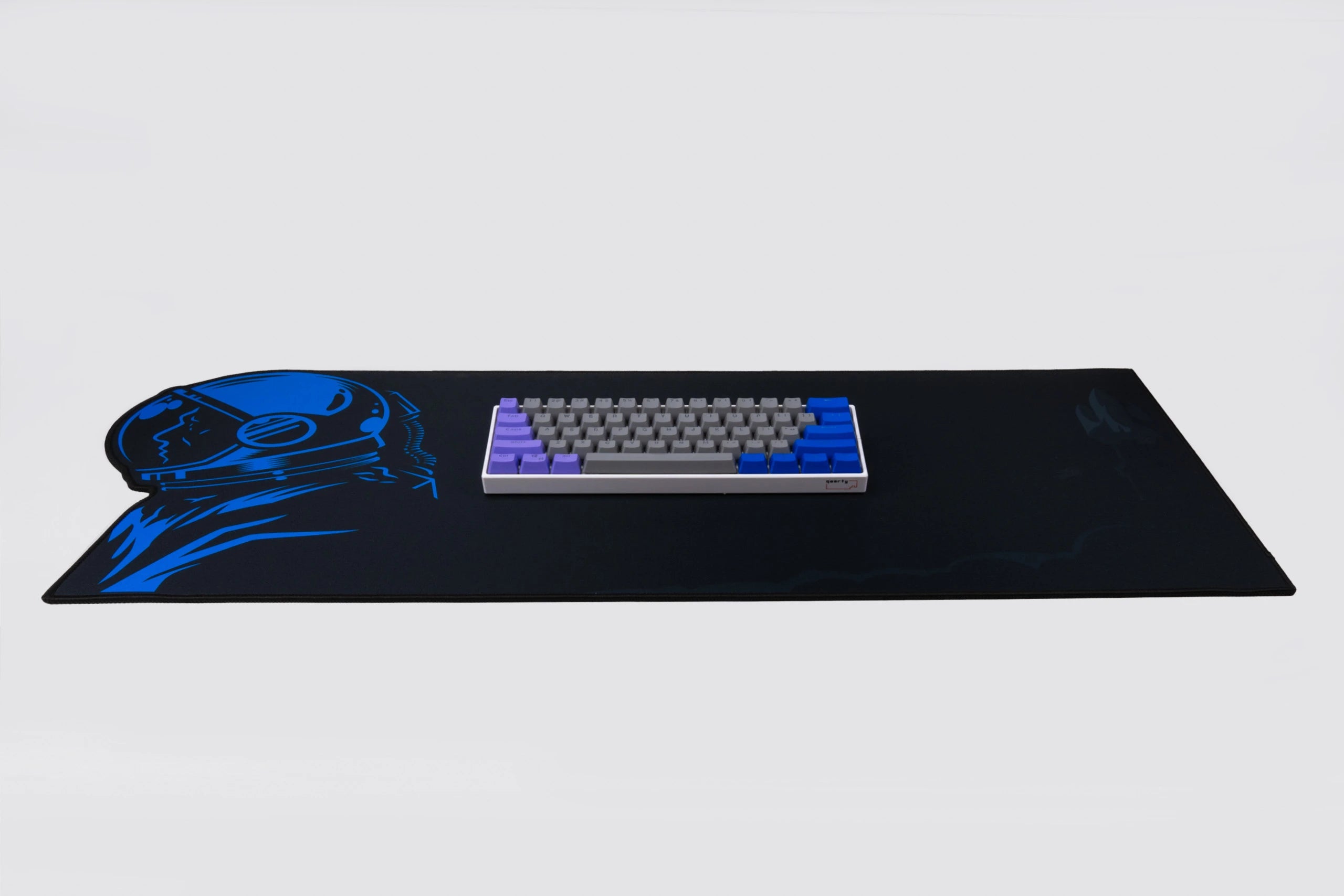 Deskmat Egérpad QwertyKey Űrhajós Neregulat 4mm varrott szélek